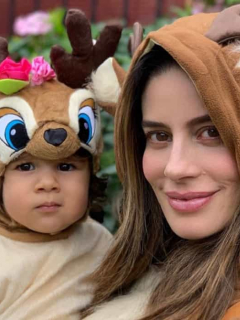 Manuela González, actriz, con su hija Alma.
