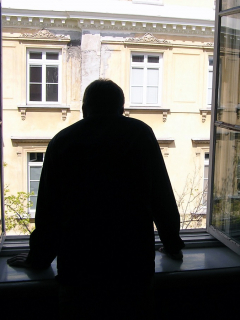 Hombre en ventana