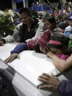 Indígenas nasa lloran a sus parientes asesinados el 29 de octubre de 2019.