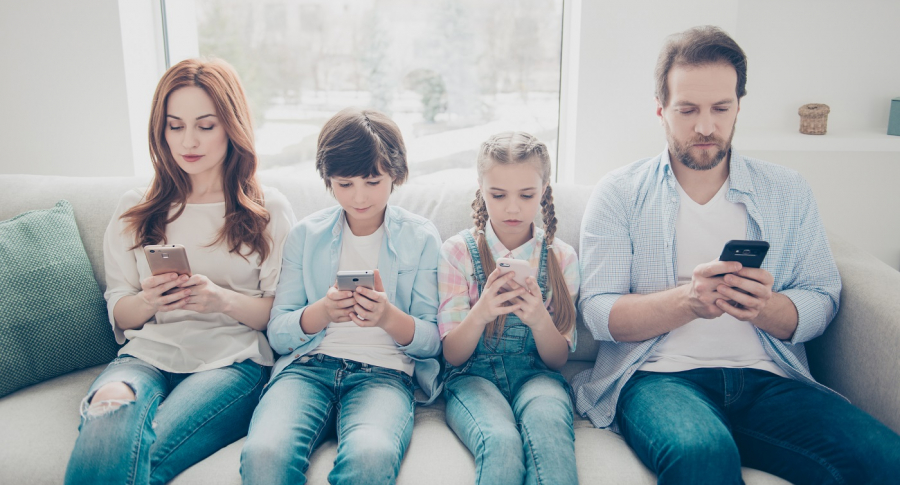 Familia usando celular