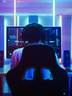 Joven jugando videojuegos.