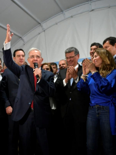 Seguidores aplauden a Álvaro Uribe
