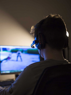 Niño jugando videojuegos