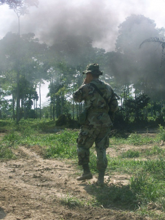 Militares en campo abierto
