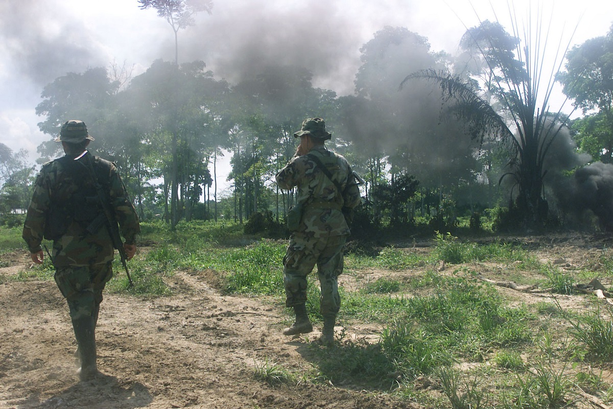 Militares en campo abierto