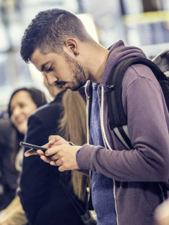 Celular en el banco