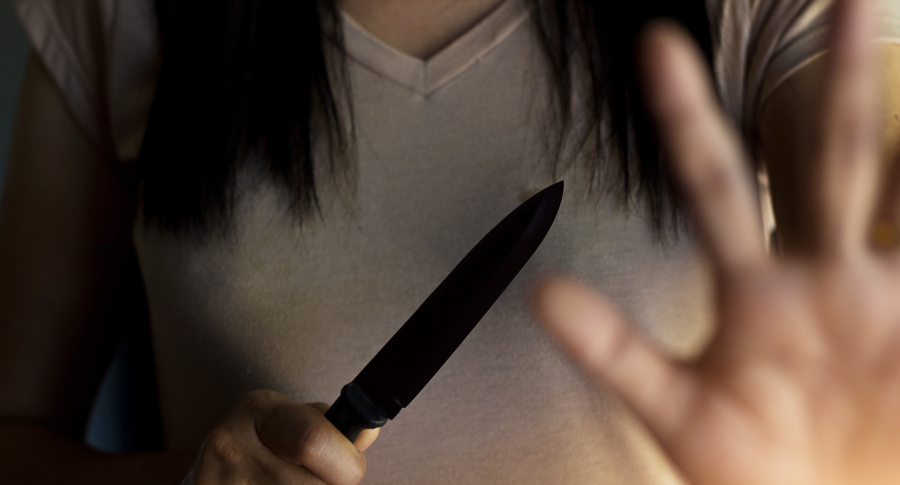 Mujer con cuchillo