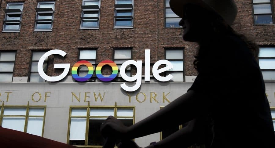Persona pasa frente a logo de Google