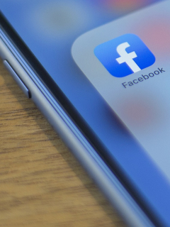 Logo de Facebook en celular