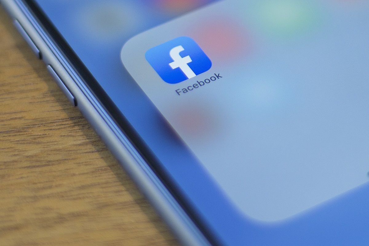 Logo de Facebook en celular