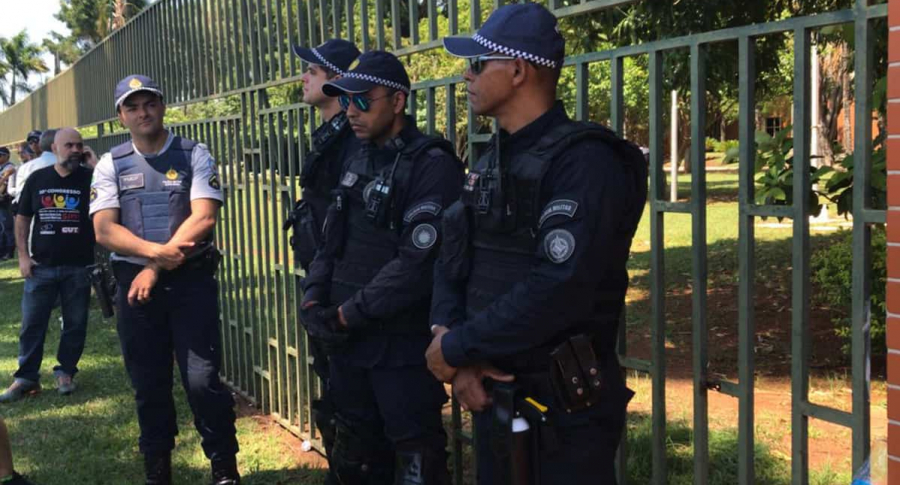 Policías brasileños custodian la embajada de Venezuela en Brasilia
