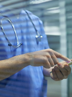 Médico con celular.