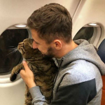 Ruso vuela con su gato.