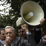 Álvaro Uribe con megáfono