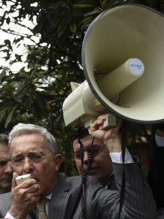 Álvaro Uribe con megáfono