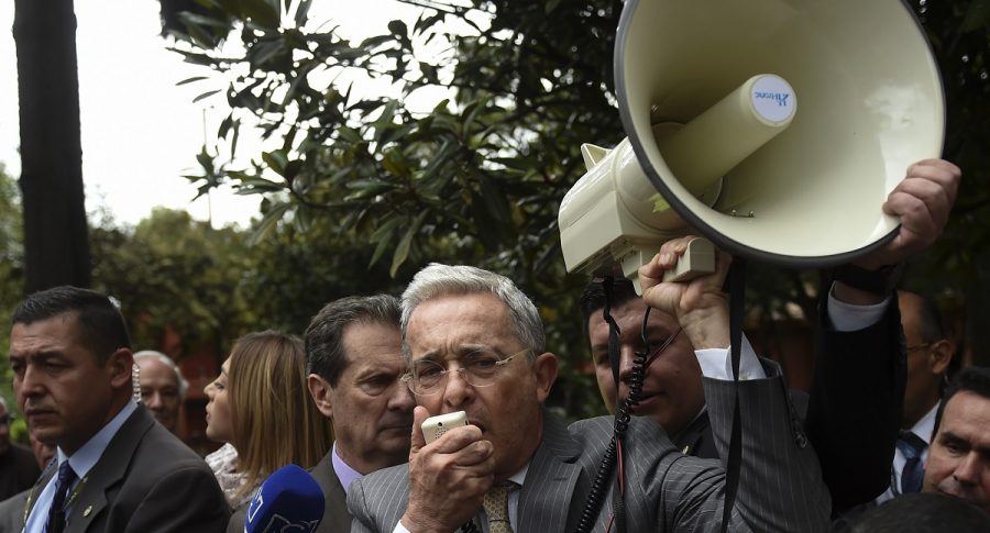 Álvaro Uribe con megáfono
