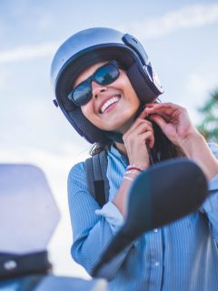 Mujer en moto