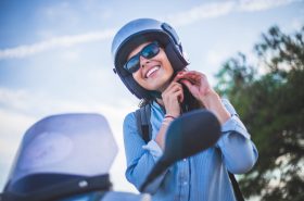 Mujer en moto