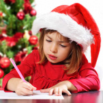 Niña escribe carta para Navidad.