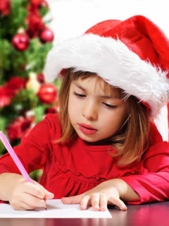 Niña escribe carta para Navidad.