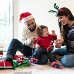 Familia decorando Navidad