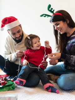 Familia decorando Navidad