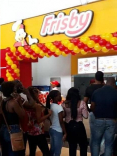 Filas en inauguración de Frisby en Chocó.