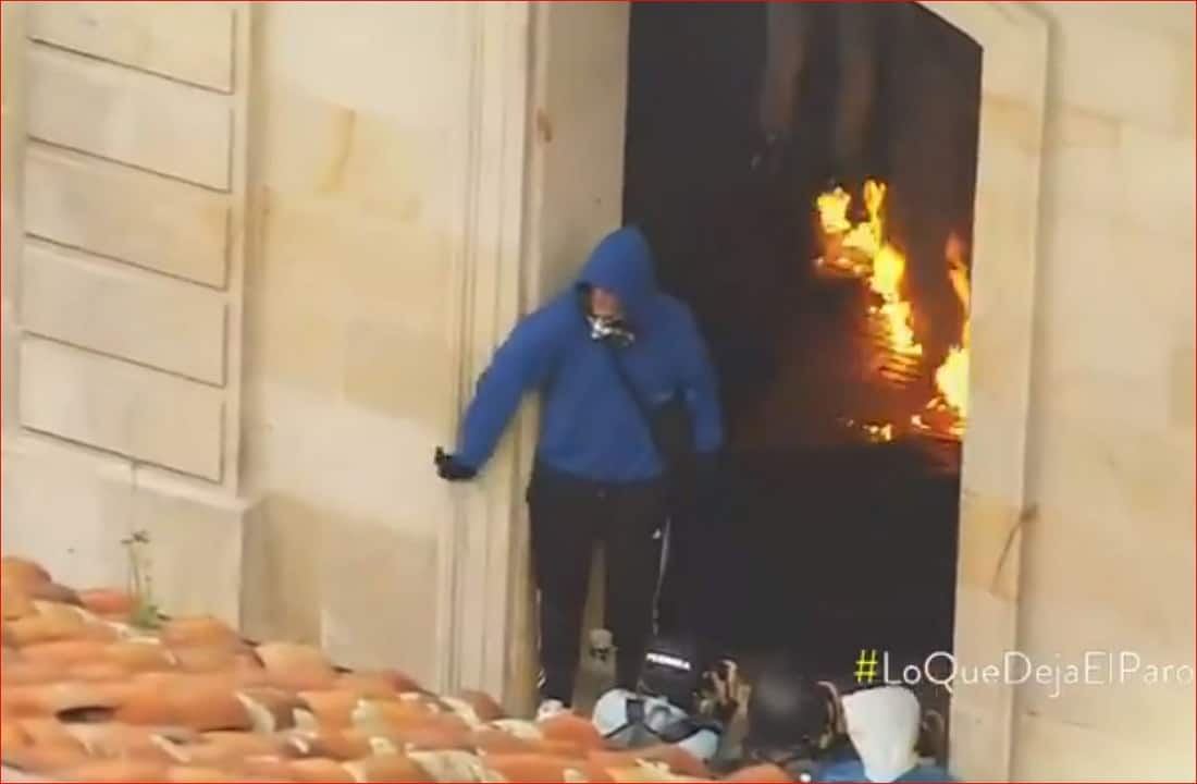 Encapuchado en Alcaldía de Bogotá