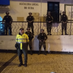 Policías y  ilitares en Suba durante toque de queda