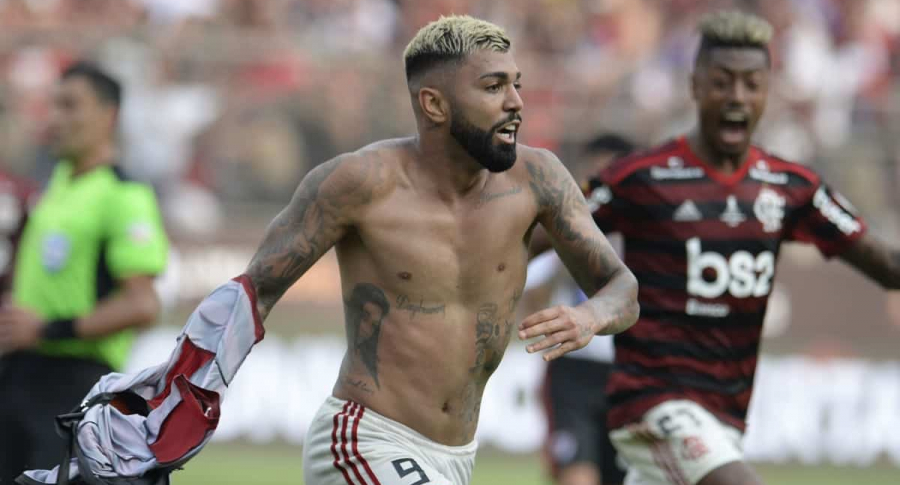 Gabriel Barbosa, de Flamengo, celebra la segunda anotación.