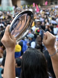 Manifestante con cacerola