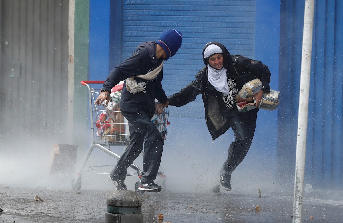 Ladrones en medio de manifestaciones.