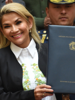 Presidenta interina de Bolivia, Jeanine Ánez, presenta la nueva ley