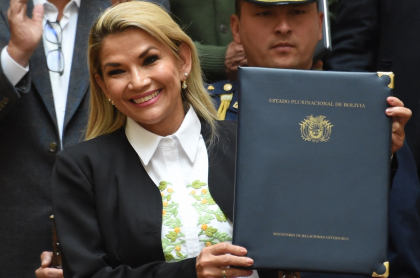Presidenta interina de Bolivia, Jeanine Ánez, presenta la nueva ley