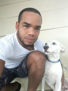 Joven con su perro.