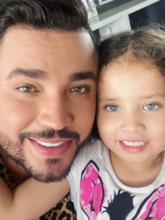 Jessi Uribe, cantante, con su hija Sara.