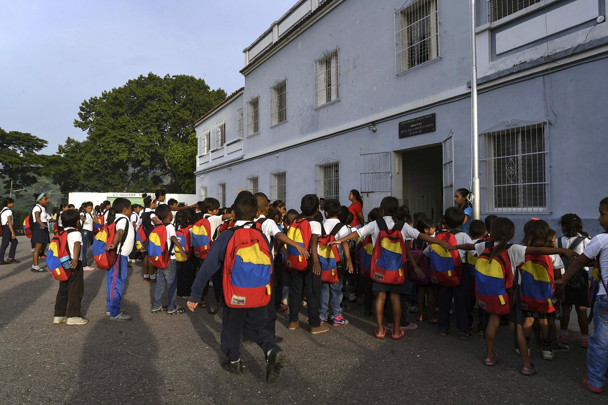 Estudiantes se desmayan de hambre en colegios en Venezuela
