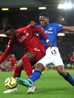 Yerry Mina y Divock Origi, en el derbi de Merseyside
