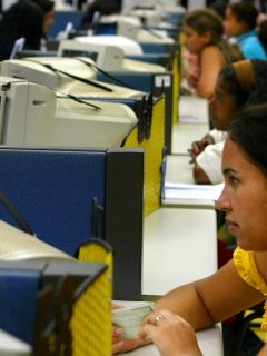 Jóvenes en oficina