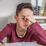Niño preocupado por estudio
