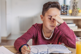 Niño preocupado por estudio