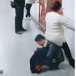 Embarazada se sienta en el esposo.