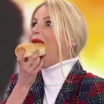 Mary Méndez come pan de perro.