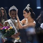 Miss Universo 2018, Catriona Gray, corona a la Miss Universo 2019, Zozibini Tunzi