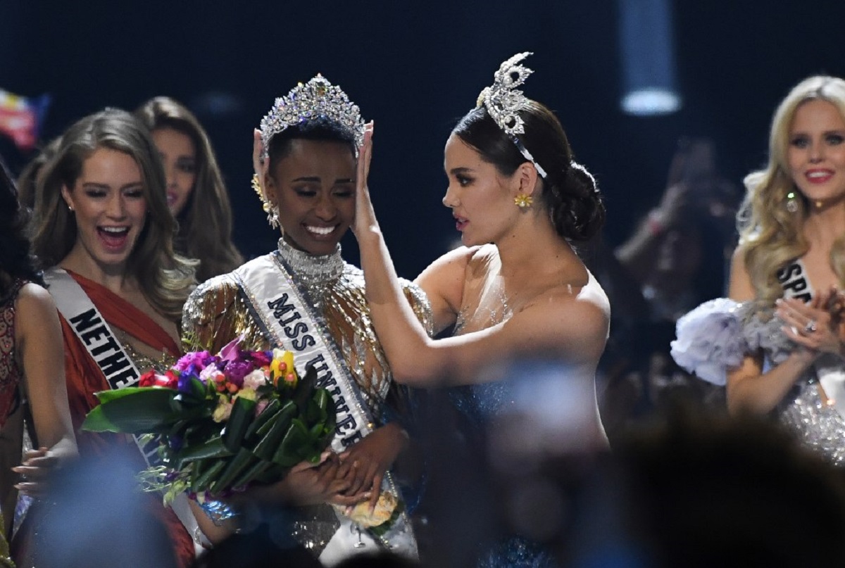 Miss Universo 2018, Catriona Gray, corona a la Miss Universo 2019, Zozibini Tunzi