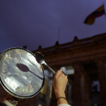 Mujer golpea tapa frente al Congreso de la República