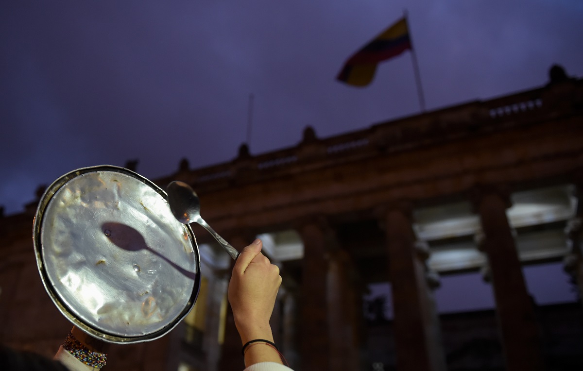 Mujer golpea tapa frente al Congreso de la República