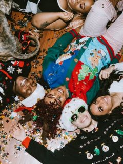 Jovenes acostados saco de navidad