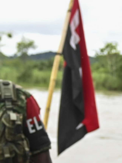 Bandera del Eln en un río