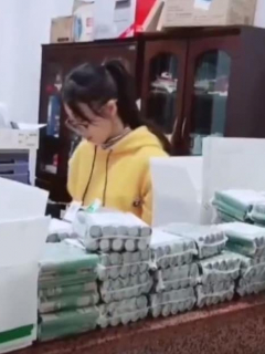 Mujer intenta pagar con miles de monedas.